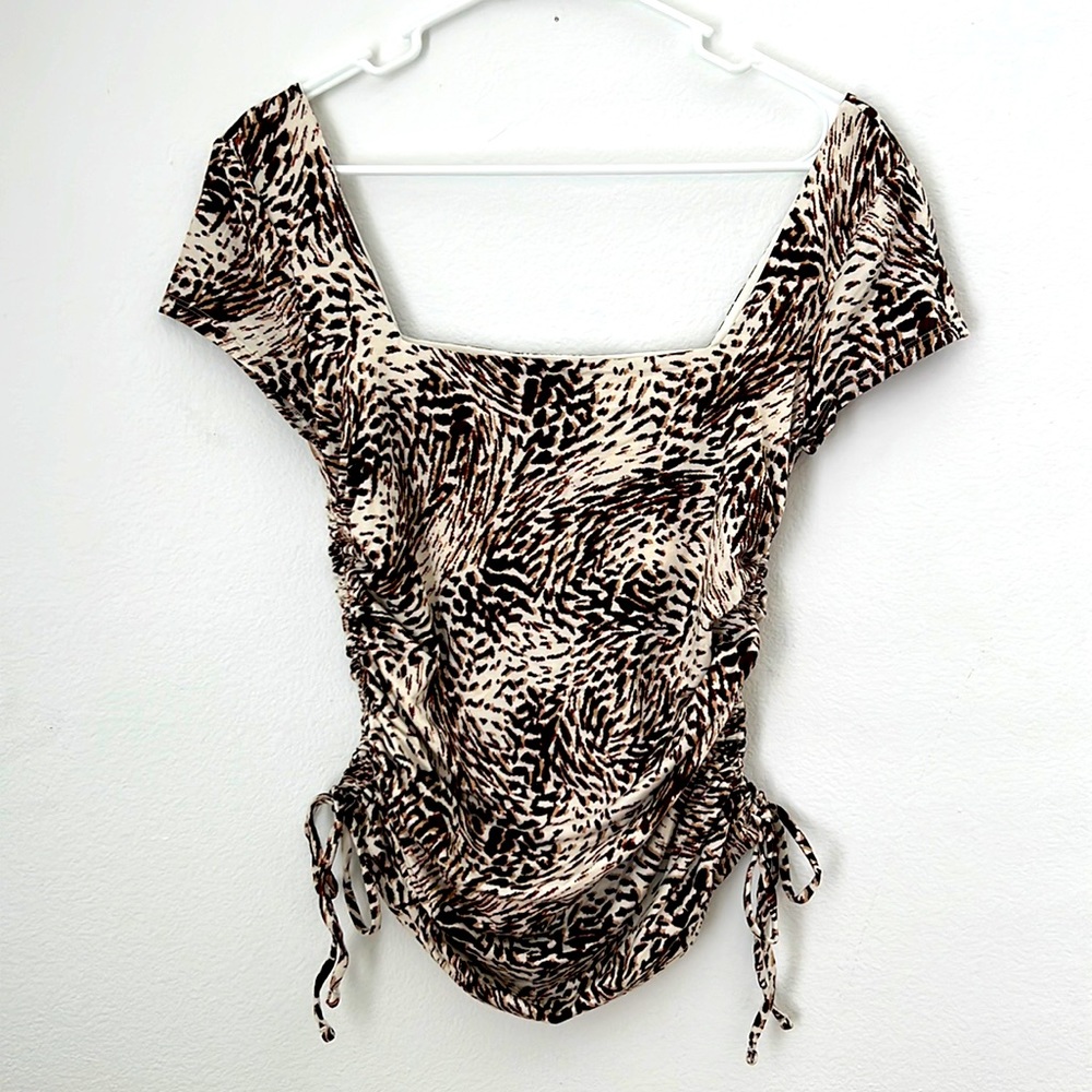 Express animal print side ruched top - Picture 4 of 9